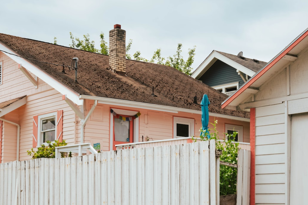 Titelbild zu „Das richtige Dach für Gartenhütte und Co.“