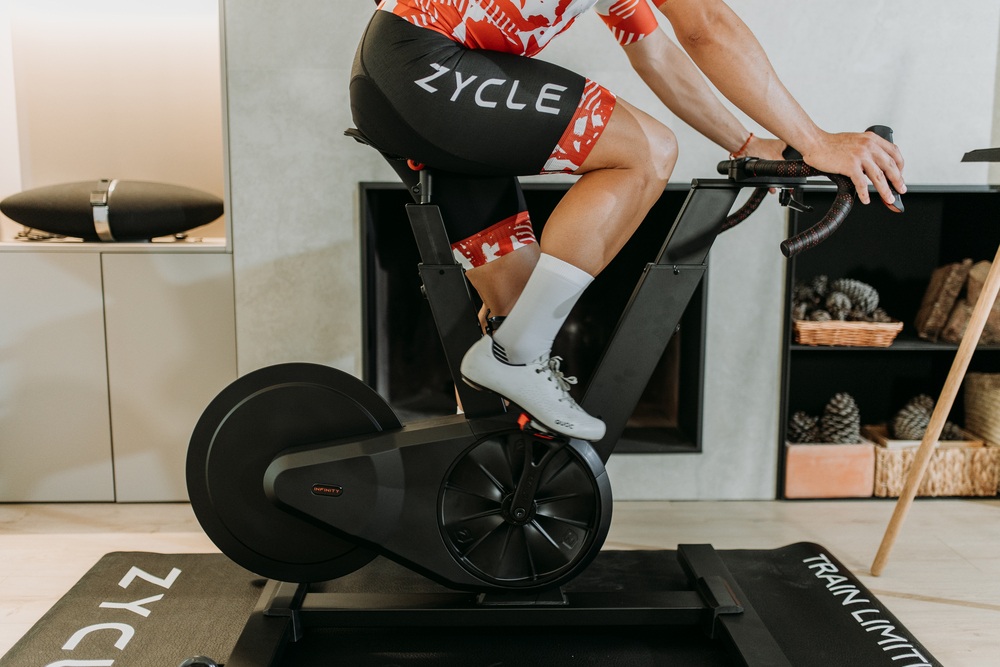 Titelbild zu „ZYCLE präsentiert das neue ZBike Infinity, sein fortschrittlichstes Smart Bike mit Freilauf und professioneller Präzision“
