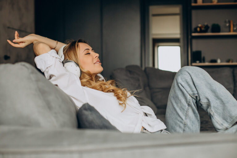 Titelbild zu „Moderne Sofas mit Relaxfunktion: Komfort trifft auf Design“