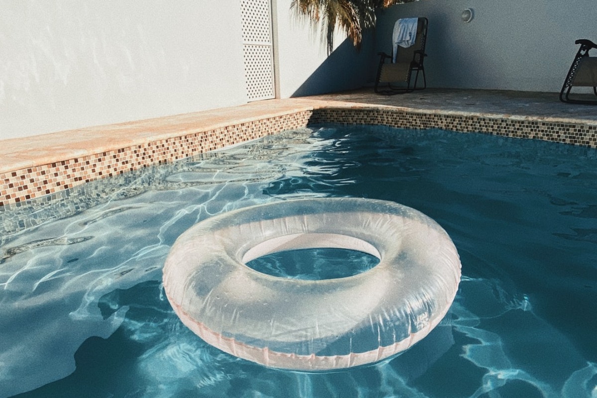 Titelbild zu „Swimmingpool im eigenen Garten“